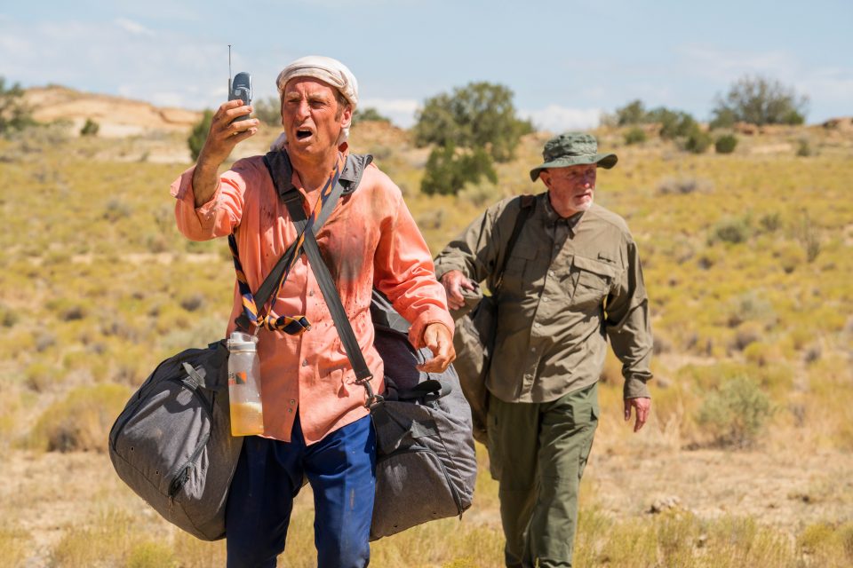 Saul Goodman e Mike camminano nel deserto