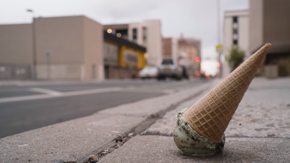 Better Call Saul: un cono gelato alla menta sul marciapiede buttato da Saul Goodman