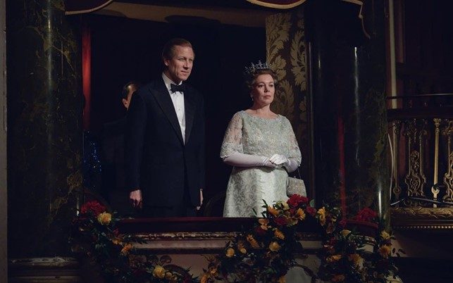 La regina Elisabetta e il principe Filippo interpretati da Olivia Colman e Tobias Menzies