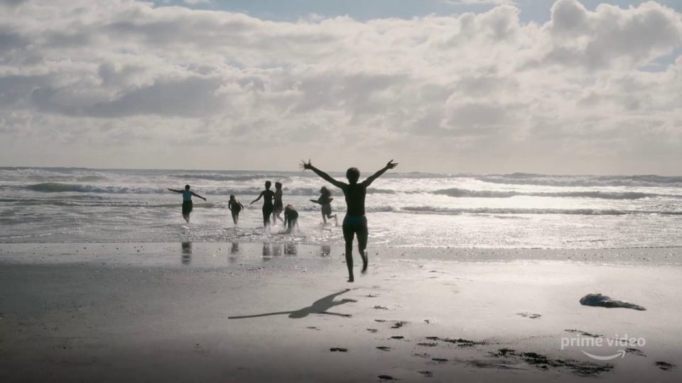 The Wilds: le ragazze protagoniste corrono sulla spiaggia verso l'acqua