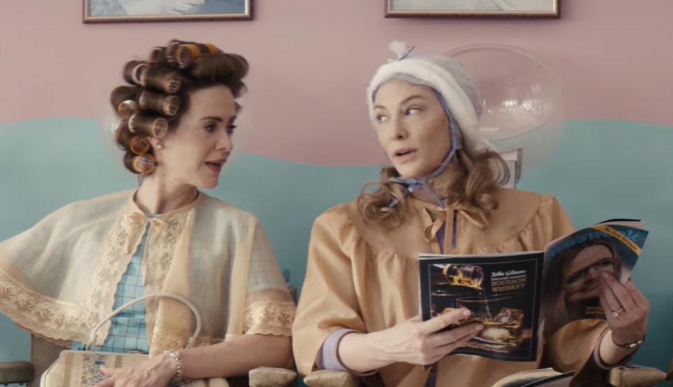 Mrs America: Cate Blanchett e Sarah Paulson in una scena della serie