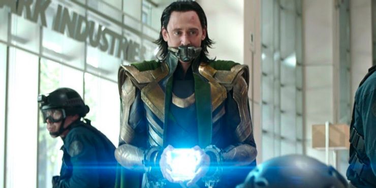 Loki: Loki scappa con il tesseract in una scena di Endgame