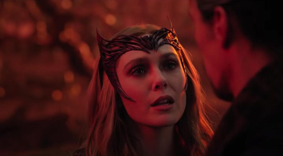 Doctor Strange 2: Elizabeth Olsen nei panni di Scarlet Witch in una scena del film