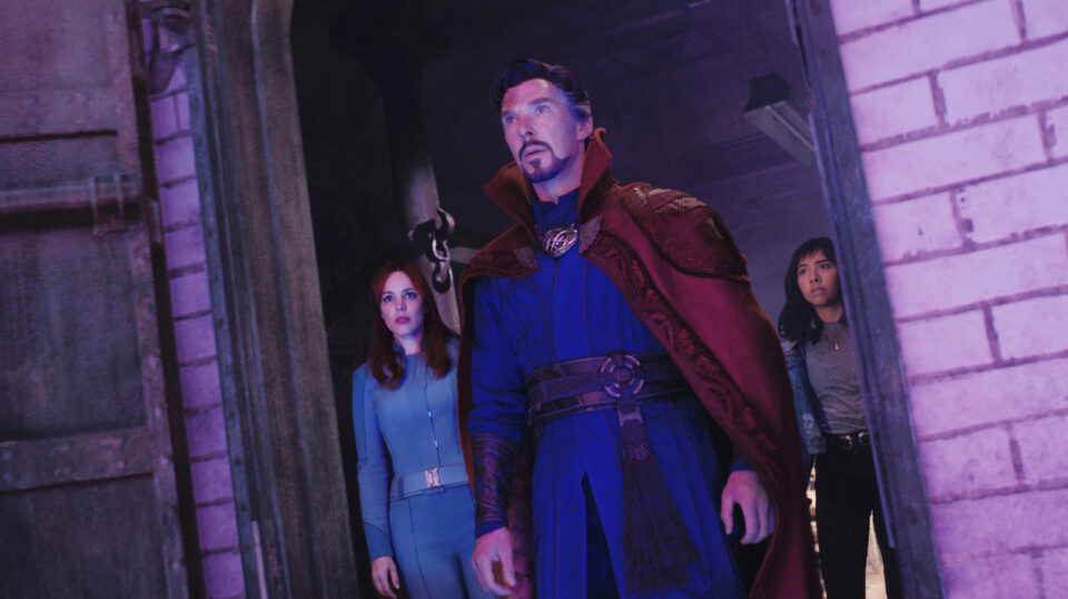 Doctor Strange 2: Benedict Cumberbatch, Rachel McAdams e Xochitl Gomez in una scena del film