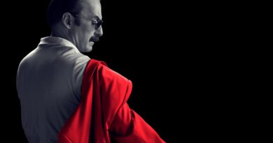 Better Call Saul: immagine promozionale in con Bob Odenkirk nei panni di Gene in bianco e nero che indossa una giacca rossa