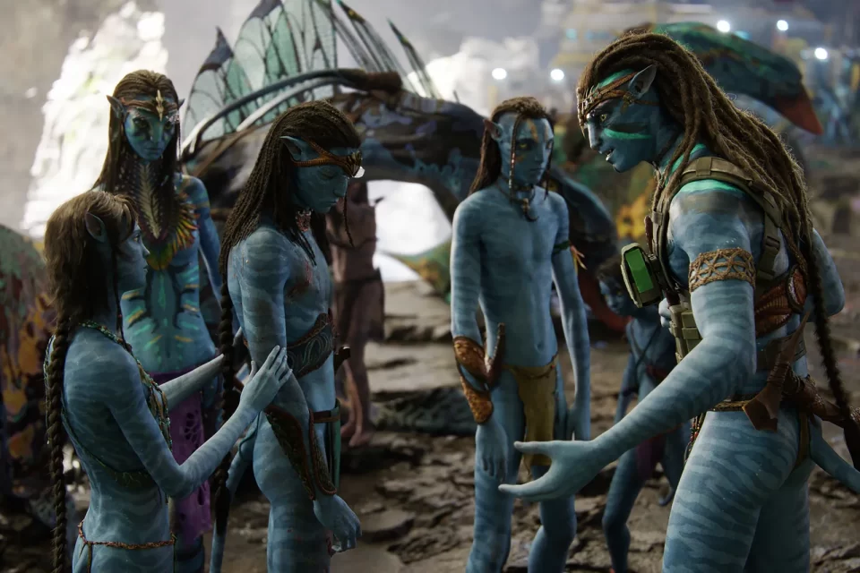 Avatar - La via dell'acqua: Jake rimprovera i figli dopo l'attacco ai trasporti umani all'inizio del film